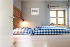 Un pat sau paturi într-o cameră la Suite Franz Tegernsee
