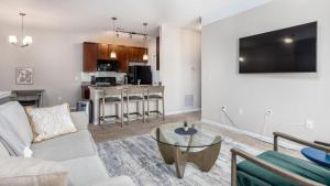 TV at/o entertainment center sa Landing Modern Apartment with Amazing Amenities (ID4703X17)