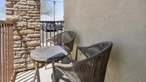two chairs and a table on a balcony at Landing Modern Apartment with Amazing Amenities (ID3512X6) in El Paso