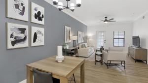uma sala de estar com uma mesa e uma sala de jantar em Landing Modern Apartment with Amazing Amenities (ID9845X31) em Chandler