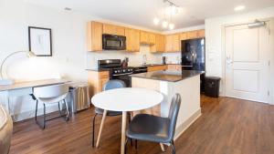 a kitchen with a table and chairs and a counter at Landing Modern Apartment with Amazing Amenities (ID4566X63) in Detroit