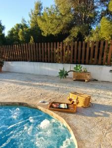 Bazén v ubytovaní Casa Mariseta y Tonet, naturaleza a 2 km del mar alebo v jeho blízkosti