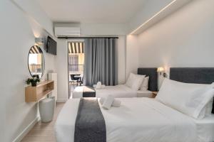 Кровать или кровати в номере Hotel Adonis Athens