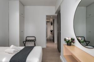 Кровать или кровати в номере Hotel Adonis Athens