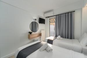 Кровать или кровати в номере Hotel Adonis Athens