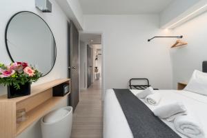 Кровать или кровати в номере Hotel Adonis Athens
