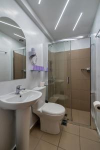 Ванная комната в Hotel Adonis Athens +37 фотографий