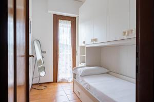Cette petite chambre comprend un lit et un miroir. dans l'établissement Cantonovo 15 - YourPlace Abruzzo, à Francavilla al Mare