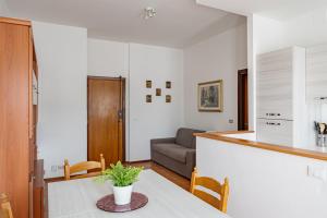 Il comprend une cuisine et un salon avec une table et un canapé. dans l'établissement Cantonovo 15 - YourPlace Abruzzo, à Francavilla al Mare