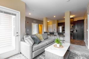 ein Wohnzimmer mit einem Sofa und einer Küche in der Unterkunft Landing Modern Apartment with Amazing Amenities (ID2286) in Ellicott City