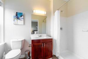 ein Bad mit einem WC, einem Waschbecken und einer Dusche in der Unterkunft Landing Modern Apartment with Amazing Amenities (ID2286) in Ellicott City