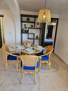 stół jadalny z krzesłami i żyrandolem w obiekcie Casa Veintiuno en Calp w mieście Calpe