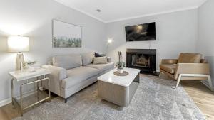 un soggiorno con divano e camino di Landing Modern Apartment with Amazing Amenities (ID7684X1) a Lexington