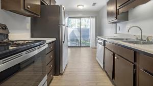 una grande cucina con lavandino e piano cottura di Landing Modern Apartment with Amazing Amenities (ID7684X1) a Lexington