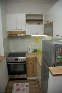 uma cozinha com um fogão e um frigorífico em Yellow em Belgrado