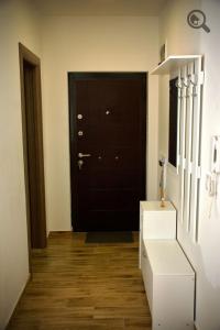 um quarto com uma porta preta e piso de madeira em Yellow em Belgrado