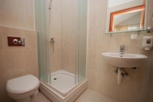 Pansion Anita tesisinde bir banyo +11 fotoğraf