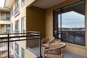 balcón con 2 sillas y ventana grande en Landing Modern Apartment with Amazing Amenities (ID2977X82) en Austin