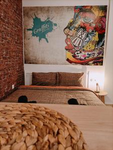 een slaapkamer met een bed en een bakstenen muur bij Thess Vibes @ City Center in Thessaloniki