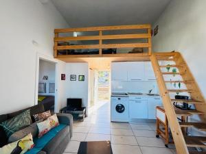 Il comprend un salon avec une mezzanine et une cuisine. dans l'établissement Appartement Libeccio 42 LUMIO, à Lumio