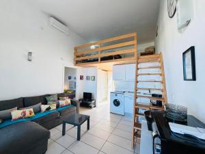 - un salon avec un canapé et des lits superposés dans l'établissement Appartement Libeccio 42 LUMIO, à Lumio