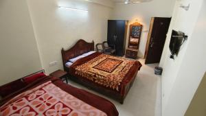 a bedroom with two beds in a room at Salas Executive in Mahabaleshwar