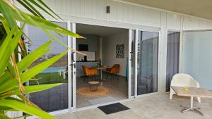 een woonkamer met glazen schuifdeuren en een tafel bij Apartment Fuerte in Corralejo