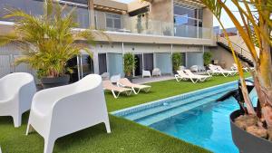 een extern uitzicht op een huis met zwembad en gazon bij Apartment Fuerte in Corralejo