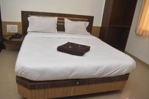 Rúm í herbergi á HOTEL SAI VISHVA KARMA