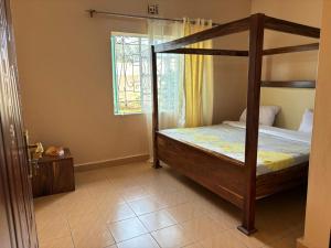 1 dormitorio con litera y ventana en Kiota Cha Mama, en Busia