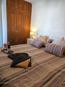 een slaapkamer met 2 bedden en een fles wijn erop bij Casa Veintiuno en Calp in Calpe