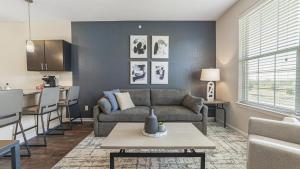 uma sala de estar com um sofá e uma mesa em Landing Modern Apartment with Amazing Amenities (ID9638X96) em Lexington