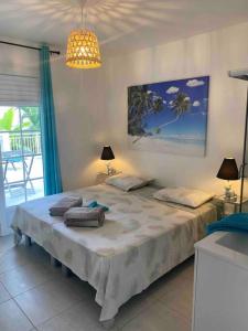 ein Schlafzimmer mit einem Bett mit zwei Kissen darauf in der Unterkunft Villa Lucioles mit Pool auf Martinique in Sainte-Luce