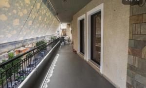 un balcón de un edificio con plantas en él en Koùros apartment!, en Pireo