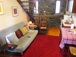 - un salon avec un canapé et une table dans l'établissement Cozy Mountain Villa in P. Agios Athanasios, à Palaios Agios Athanasios