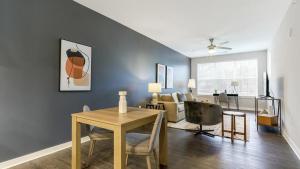 ein Wohnzimmer mit einem Tisch und einem Esszimmer in der Unterkunft Landing Modern Apartment with Amazing Amenities (ID8112X15) in Chapel Hill