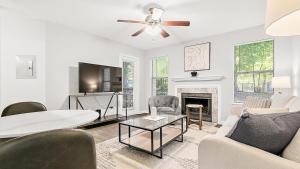 - un salon avec un canapé et une table dans l'établissement Landing Modern Apartment with Amazing Amenities (ID6735X37), à Greensboro