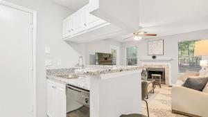 uma cozinha e sala de estar com uma ventoinha de tecto em Landing Modern Apartment with Amazing Amenities (ID6735X37) em Greensboro