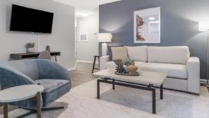 uma sala de estar com um sofá e uma mesa em Landing Modern Apartment with Amazing Amenities (ID9623X55) em Durham
