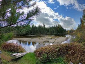 Sainte-Germaine-du-Lac-EtcheminにあるCHALET RIVIÈRE ETCHEMINS, Un endroit uniqueのギャラリーの写真
