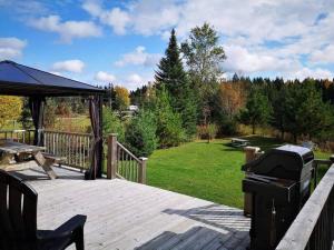 Sainte-Germaine-du-Lac-EtcheminにあるCHALET RIVIÈRE ETCHEMINS, Un endroit uniqueのギャラリーの写真
