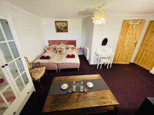 Zimmer mit einem Bett und einem Tisch in der Unterkunft K&B Residence in Jarosław