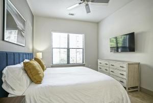 1 dormitorio con cama blanca y ventana en Landing Modern Apartment with Amazing Amenities (ID890), en Birmingham