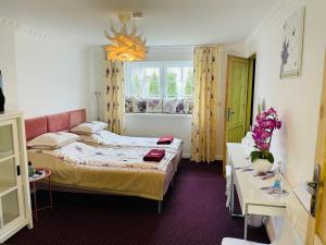 mała sypialnia z łóżkiem i oknem w obiekcie K&B Residence w mieście Jarosław