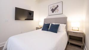מיטה או מיטות בחדר ב-Landing Modern Apartment with Amazing Amenities (ID5790X47)