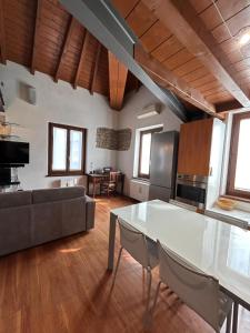 sala de estar con mesa y sofá en Valpolicella39, en Verona