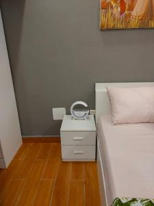 ein Schlafzimmer mit einem Bett mit aigiligiligil in der Unterkunft LES 9 PLURIELLES - Studio 5 in Palimé