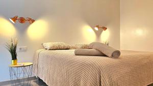 een slaapkamer met een bed met twee kussens erop bij Apartment Fuerte in Corralejo +25 foto's
