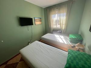 TV a/nebo společenská místnost v ubytování Moto Vila Groot