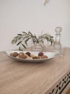 een bord koekjes op een tafel met een plant bij Creta Irini's Rooms3 in Tympáki